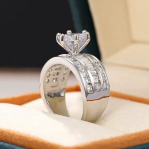 Três fileiras de anéis de zircônia com diamantes