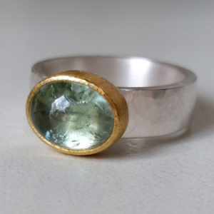 Anel vintage com pedra verde arredondada