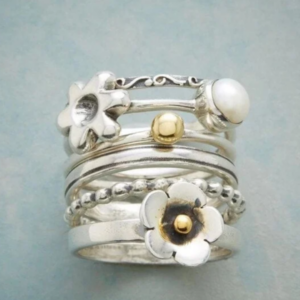 Conjunto de Anéis com Design Floral em Pérolas