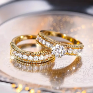 Conjunto de Anéis Dourados com Zircônia Brilhante