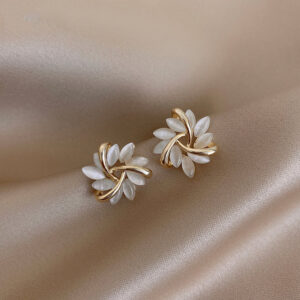 Brincos Circulares de Ouro com Flores de Opala: Elegância e Sofisticação