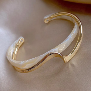 Pulseira Aberta Elegante em Esmalte Branco e Ouro