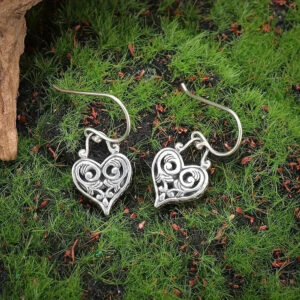 Brincos pingentes vintage elegantes com padrão de coração