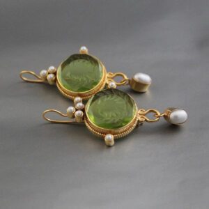 Brincos vintage redondos verdes e pérolas