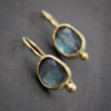 Brincos Dourados Vintage com Pedra Incrustada Azul