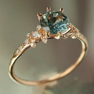Anel Dourado com Cristal Verde